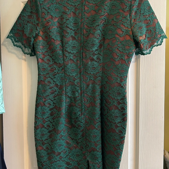 Green lace dress with lining - Picture 2 of 5